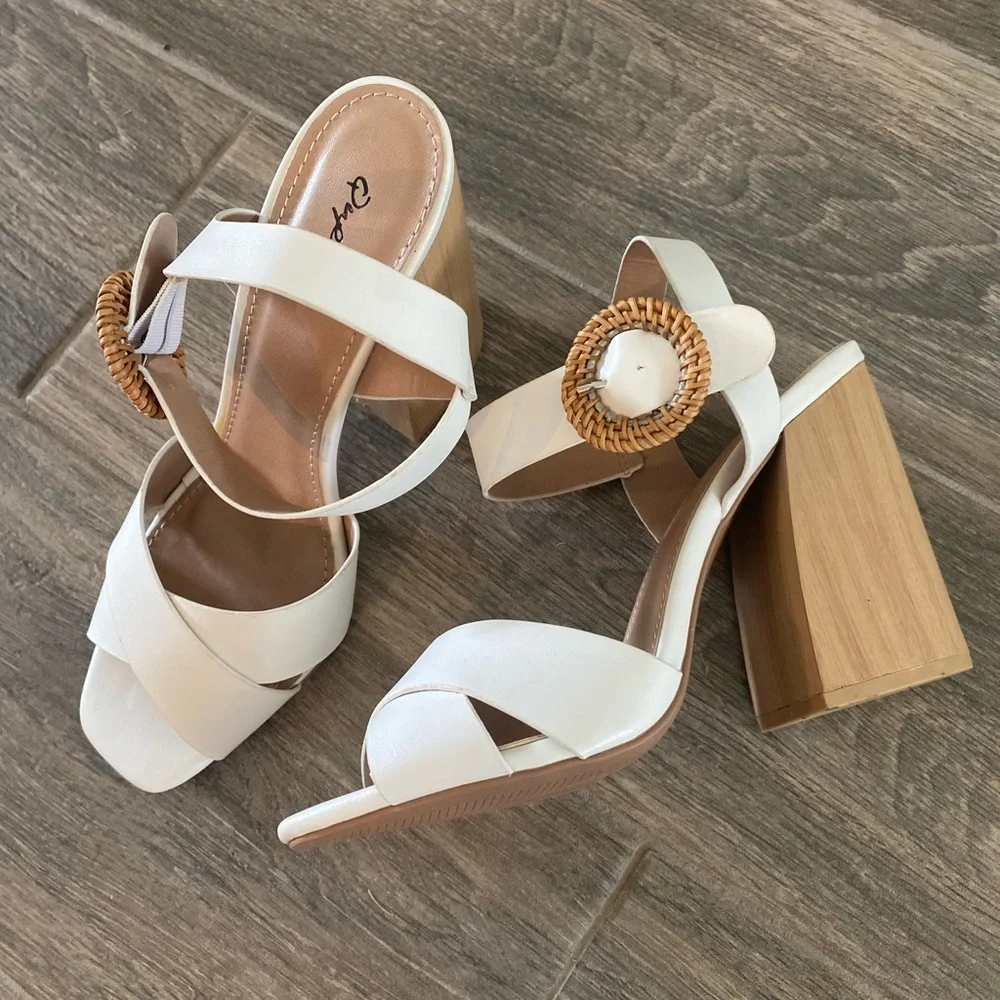 WHITE CHUNKY HEEL SANDAL HEELS Wicker Buckle Strap CUTE!